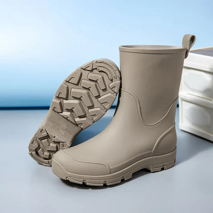 Mid-calf rubber wellies in beige, product photo with the tread sole