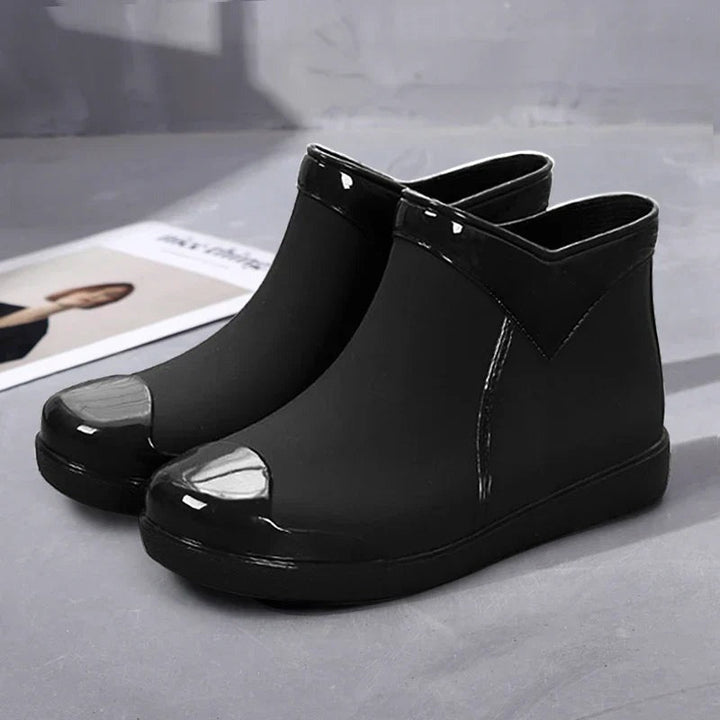 Ankle wellies with side zip in black, product photo