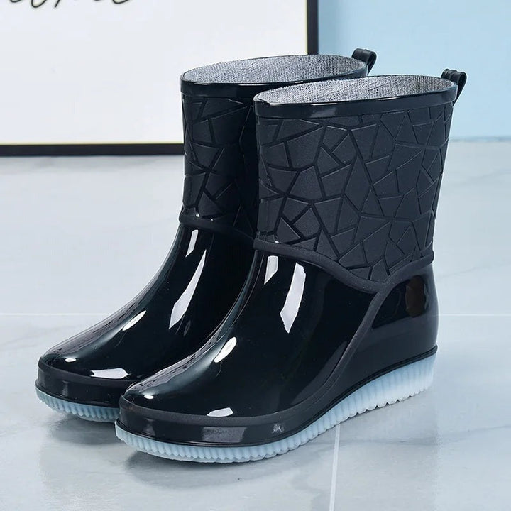Glossy wellies with geometric pattern in black, product photo