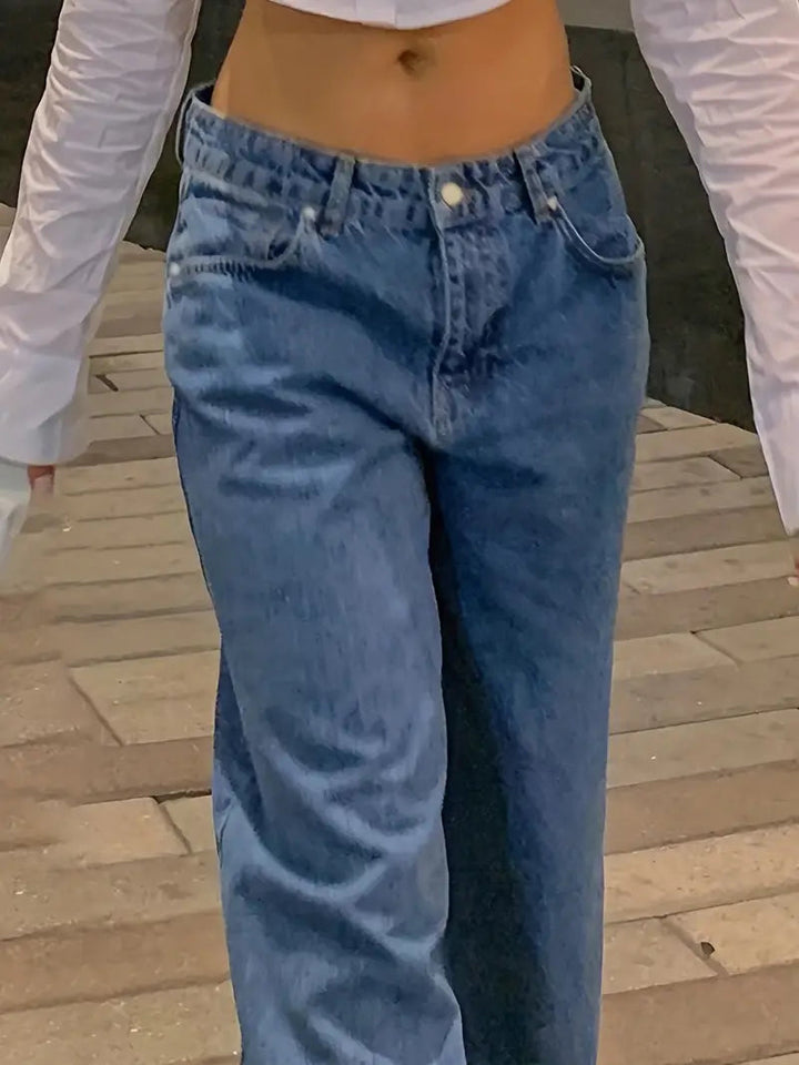 Woman wearing blue low rise loose fit denim jeans outdoors | Grace Aura