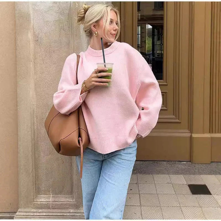 Light-pink oversized jumper with a crew neck, worn with jeans