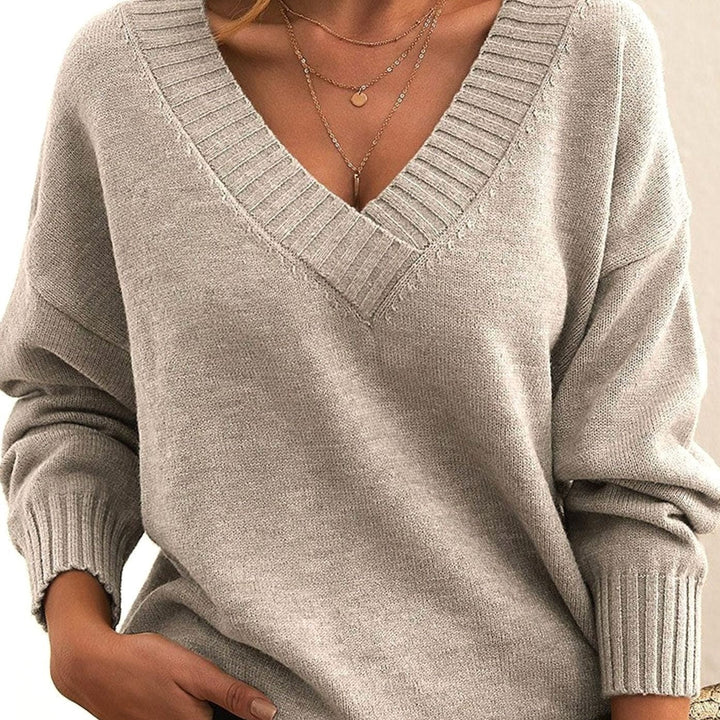 Beige oversized V-neck jumper with ribbed cuffs